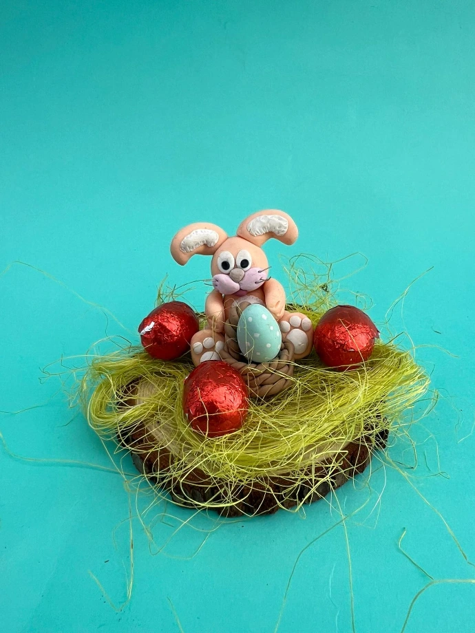 Lapin de Pâques sur son rondin de bois